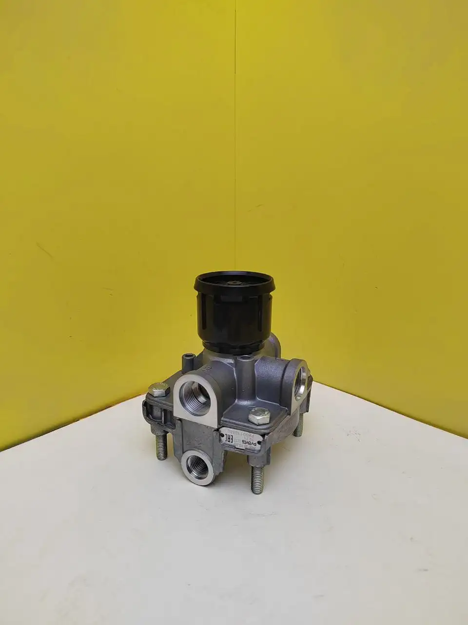 Клапан защитный 4-х контурный MB/DAF PRO 011 008 0