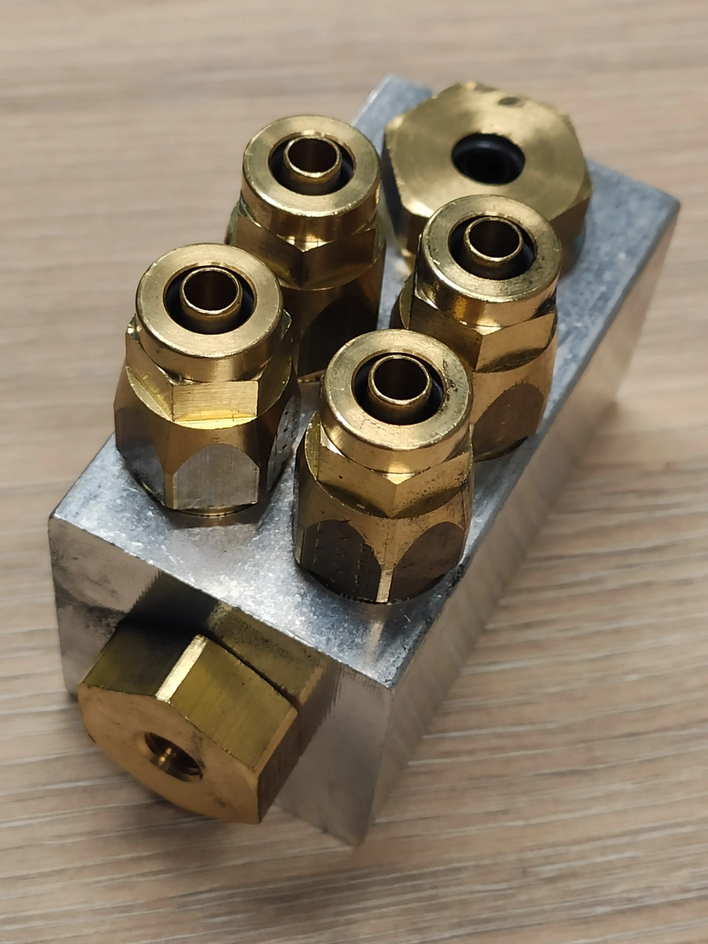 Распределительный блок (с фитингами) INS018-0137